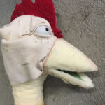 Eine Huhn-Handpuppe aus Schaumstoff in der Entstehung.