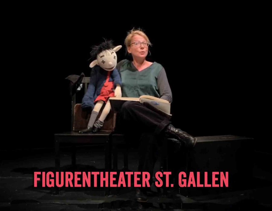 Frauke Jacobi und Filou erzählen auf der Theaterbühne sitzend Geschichten aus aller Welt