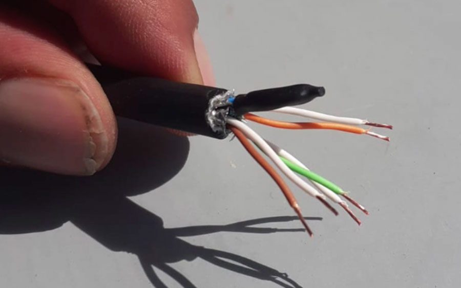 Eine Nahaufnahme von einem DMX Kabel für die Signalübertragung der Theaterbeleuchtung, ohne Hülse und freiliegenden Litzen.